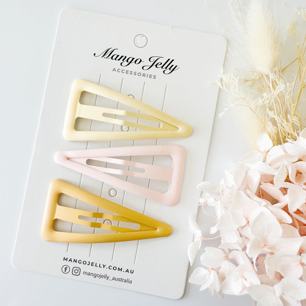 Large pastel coated triangle snaps - Cream