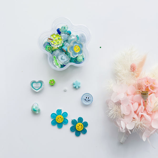 Daisy tub Colour themed mixed beads - Minty blue