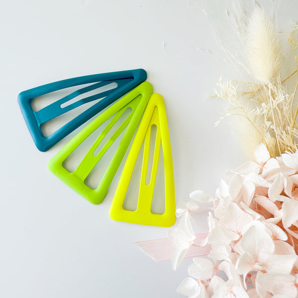 Large pastel coated triangle snaps - Neon